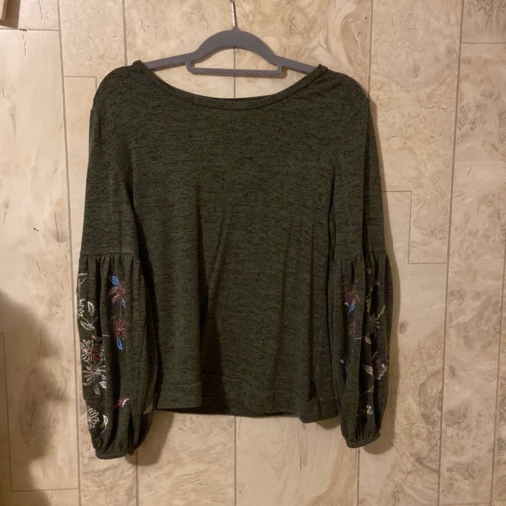 Shirt with detailed sleeves.